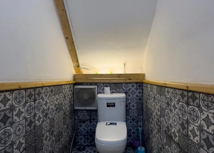 Villa 200m To Chinatown Yaowarat Entire 3-floor 5 Bedrooms Characteristic Old Neighborhood Great For Groups