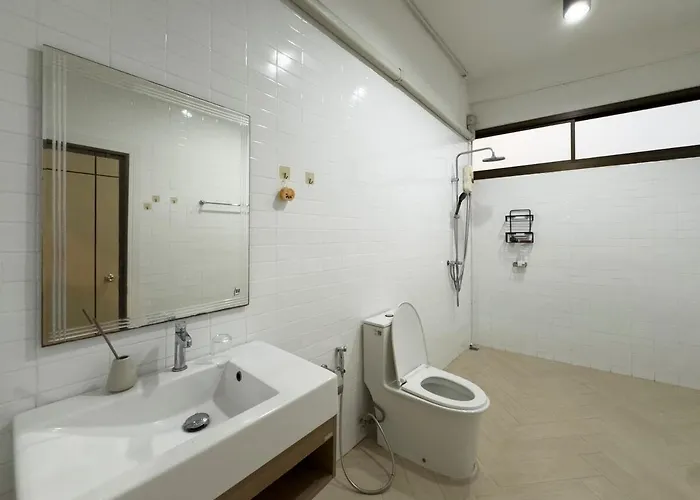 200m To Chinatown Yaowarat Entire 3-floor 5 Bedrooms Characteristic Old Neighborhood Great For Groups *