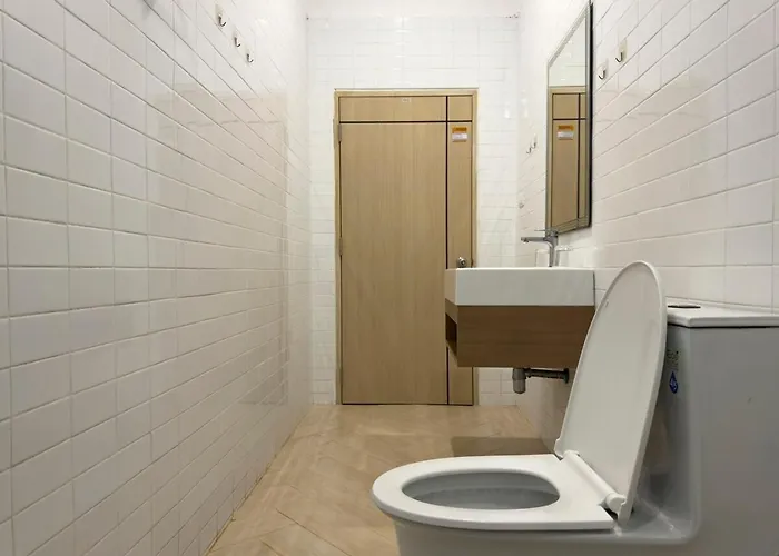 200m To Chinatown Yaowarat Entire 3-floor 5 Bedrooms Characteristic Old Neighborhood Great For Groups