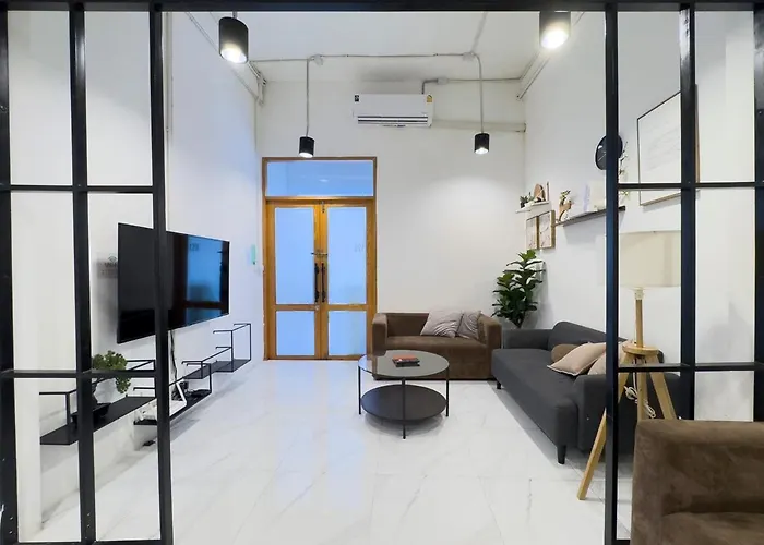 Villa 200m To Chinatown Yaowarat Entire 3-floor 5 Bedrooms Characteristic Old Neighborhood Great For Groups *