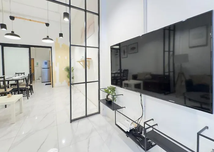 200m To Chinatown Yaowarat Entire 3-floor 5 Bedrooms Characteristic Old Neighborhood Great For Groups *