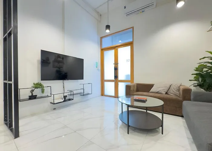 Villa 200m To Chinatown Yaowarat Entire 3-floor 5 Bedrooms Characteristic Old Neighborhood Great For Groups *