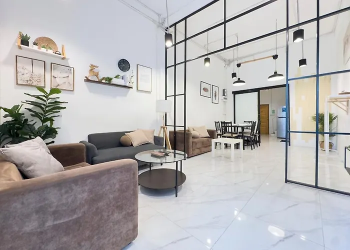 200m To Chinatown Yaowarat Entire 3-floor 5 Bedrooms Characteristic Old Neighborhood Great For Groups *