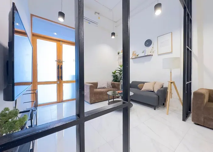 Villa 200m To Chinatown Yaowarat Entire 3-floor 5 Bedrooms Characteristic Old Neighborhood Great For Groups