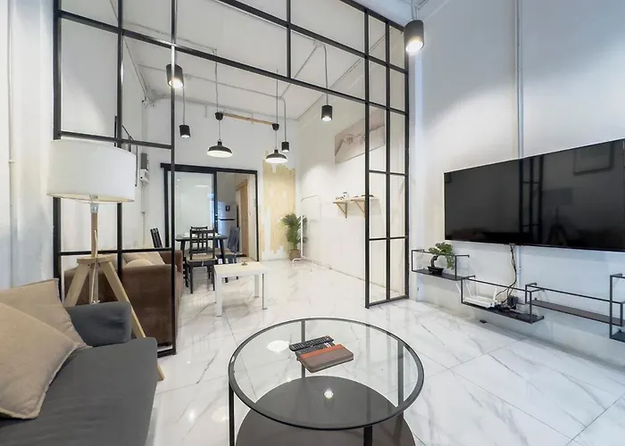 Villa 200m To Chinatown Yaowarat Entire 3-floor 5 Bedrooms Characteristic Old Neighborhood Great For Groups *