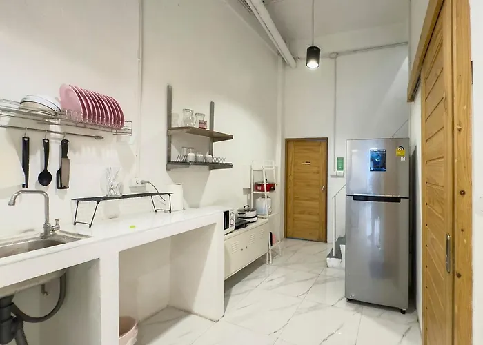 Villa 200m To Chinatown Yaowarat Entire 3-floor 5 Bedrooms Characteristic Old Neighborhood Great For Groups Bangkok