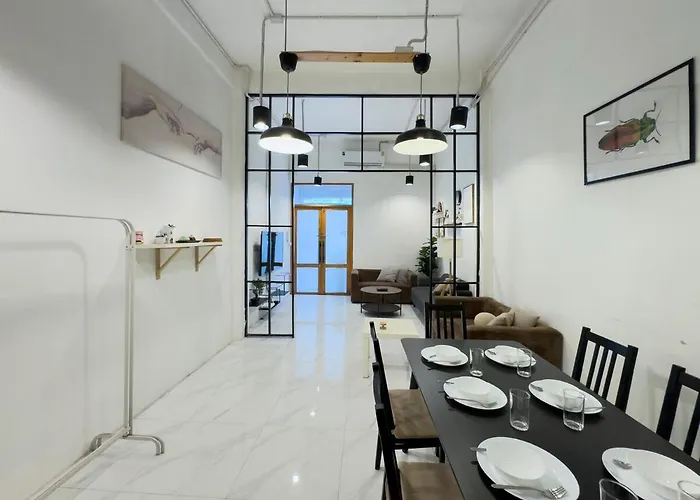 200m To Chinatown Yaowarat Entire 3-floor 5 Bedrooms Characteristic Old Neighborhood Great For Groups *