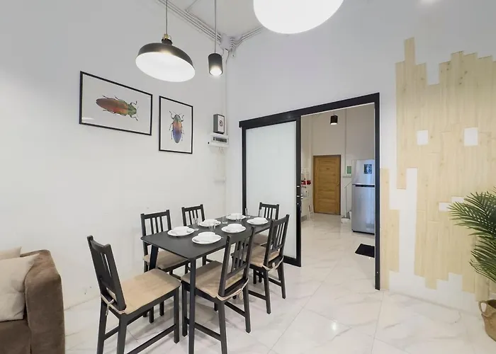 200m To Chinatown Yaowarat Entire 3-floor 5 Bedrooms Characteristic Old Neighborhood Great For Groups