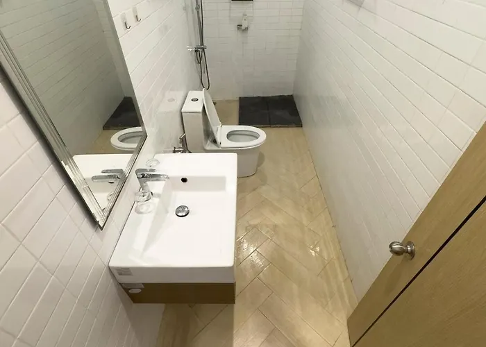 200m To Chinatown Yaowarat Entire 3-floor 5 Bedrooms Characteristic Old Neighborhood Great For Groups