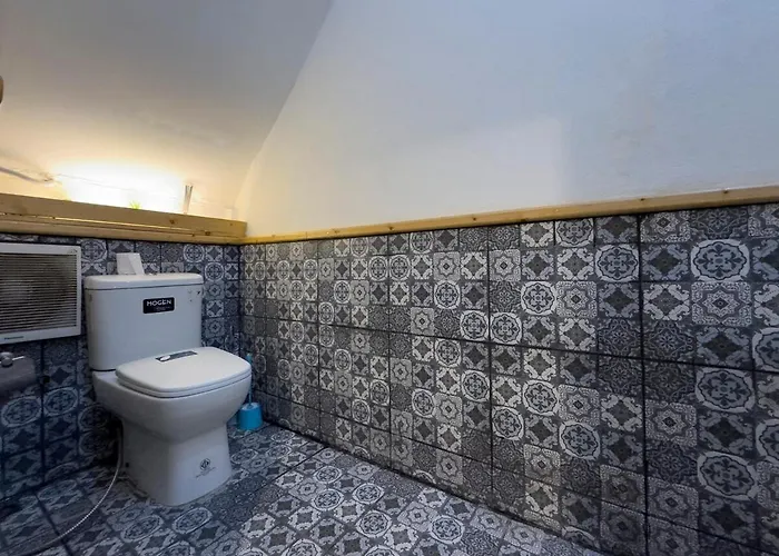 200m To Chinatown Yaowarat Entire 3-floor 5 Bedrooms Characteristic Old Neighborhood Great For Groups Villa