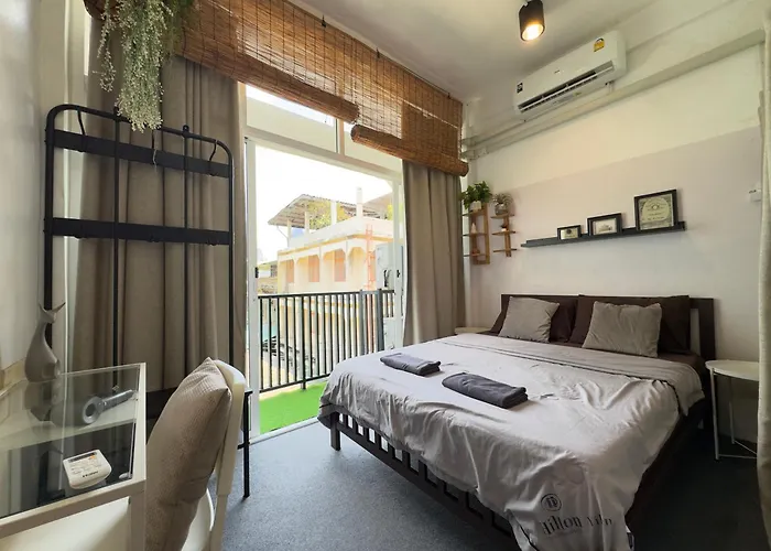 200m To Chinatown Yaowarat Entire 3-floor 5 Bedrooms Characteristic Old Neighborhood Great For Groups *
