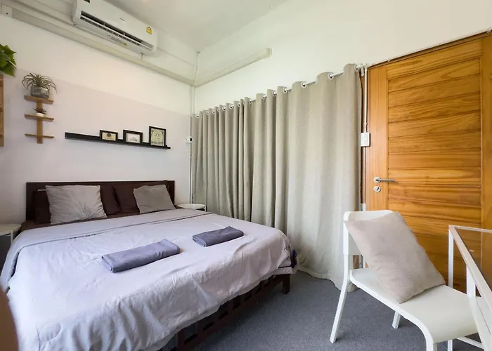 200m To Chinatown Yaowarat Entire 3-floor 5 Bedrooms Characteristic Old Neighborhood Great For Groups Villa *