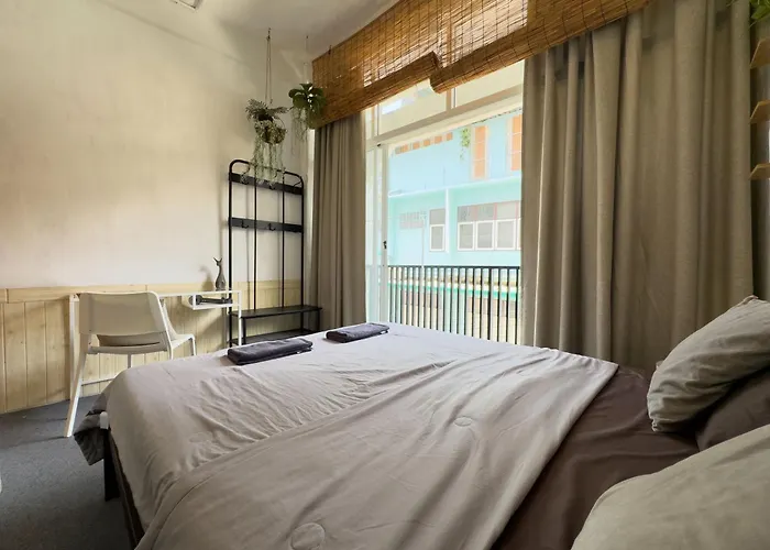 200m To Chinatown Yaowarat Entire 3-floor 5 Bedrooms Characteristic Old Neighborhood Great For Groups