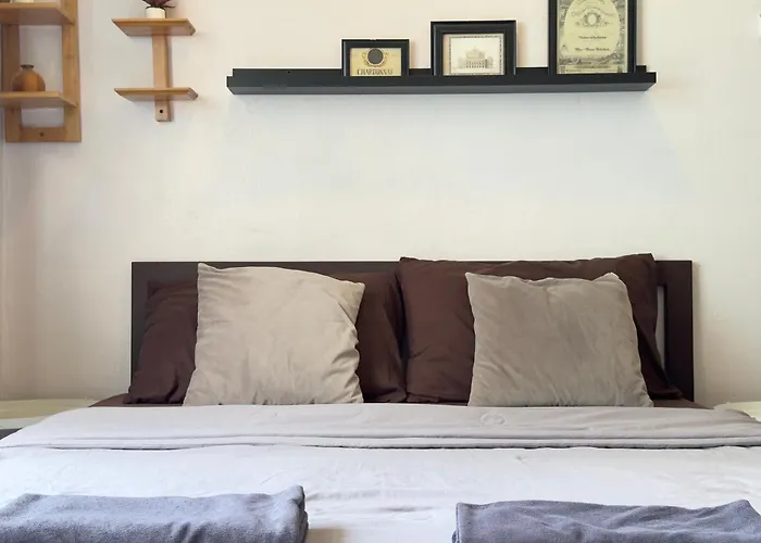 200m To Chinatown Yaowarat Entire 3-floor 5 Bedrooms Characteristic Old Neighborhood Great For Groups Bangkok