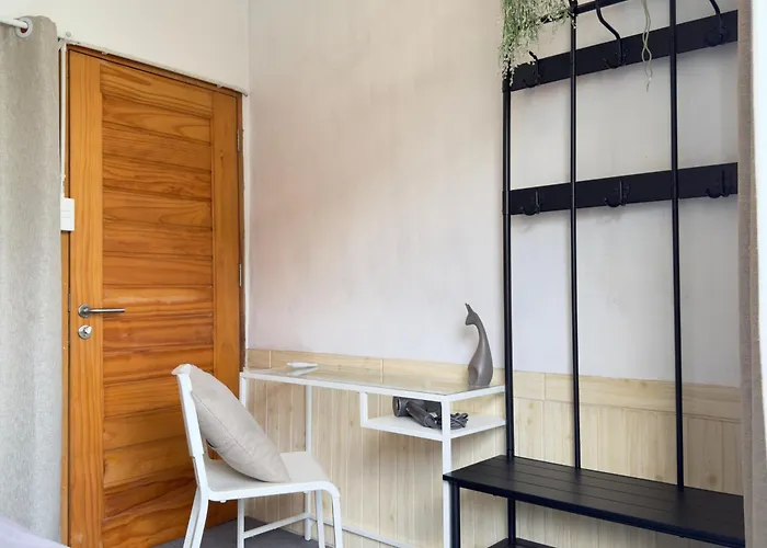 Villa 200m To Chinatown Yaowarat Entire 3-floor 5 Bedrooms Characteristic Old Neighborhood Great For Groups *