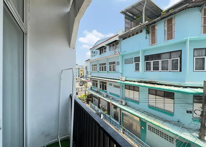 200m To Chinatown Yaowarat Entire 3-floor 5 Bedrooms Characteristic Old Neighborhood Great For Groups Villa *