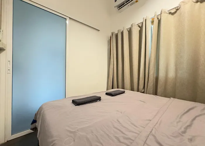 200m To Chinatown Yaowarat Entire 3-floor 5 Bedrooms Characteristic Old Neighborhood Great For Groups Villa