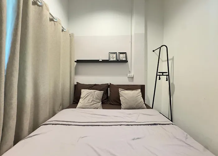 200m To Chinatown Yaowarat Entire 3-floor 5 Bedrooms Characteristic Old Neighborhood Great For Groups