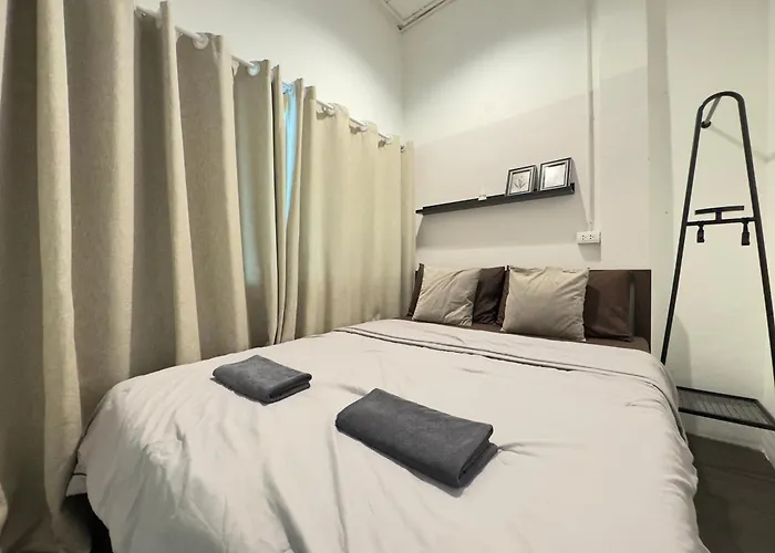 200m To Chinatown Yaowarat Entire 3-floor 5 Bedrooms Characteristic Old Neighborhood Great For Groups Bangkok