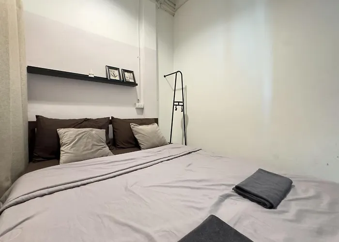 200m To Chinatown Yaowarat Entire 3-floor 5 Bedrooms Characteristic Old Neighborhood Great For Groups Villa *