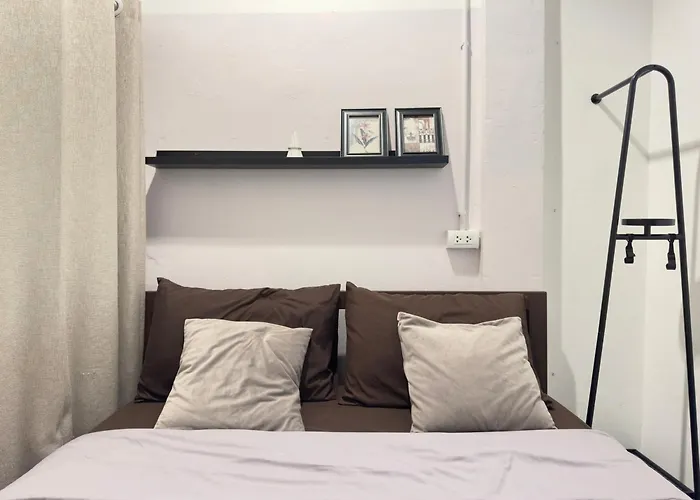 200m To Chinatown Yaowarat Entire 3-floor 5 Bedrooms Characteristic Old Neighborhood Great For Groups Villa *