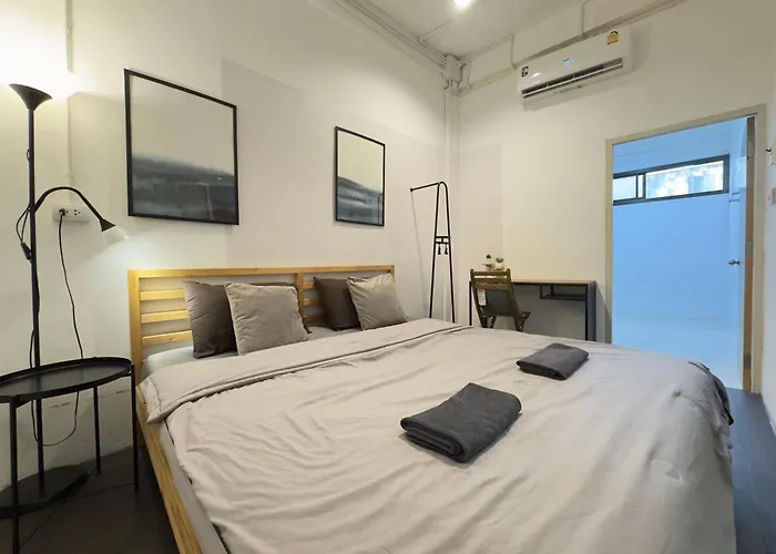 200m To Chinatown Yaowarat Entire 3-floor 5 Bedrooms Characteristic Old Neighborhood Great For Groups