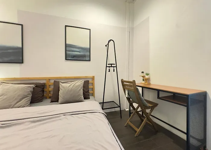 Villa 200m To Chinatown Yaowarat Entire 3-floor 5 Bedrooms Characteristic Old Neighborhood Great For Groups