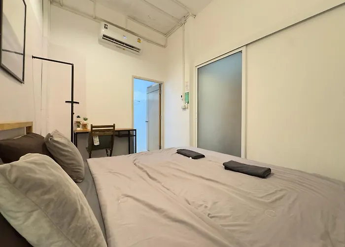 200m To Chinatown Yaowarat Entire 3-floor 5 Bedrooms Characteristic Old Neighborhood Great For Groups Villa