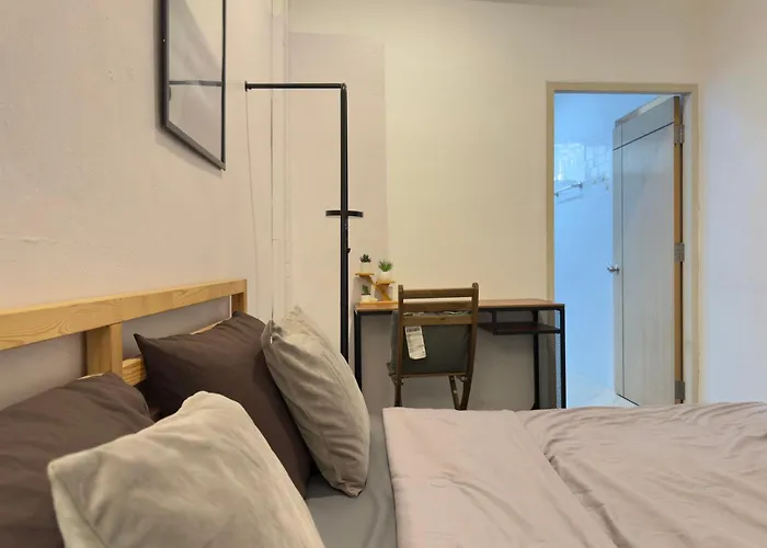 Villa 200m To Chinatown Yaowarat Entire 3-floor 5 Bedrooms Characteristic Old Neighborhood Great For Groups *