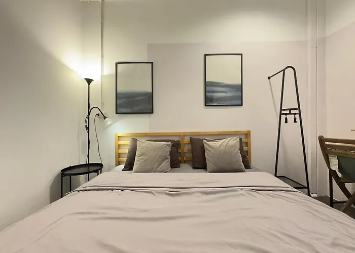 200m To Chinatown Yaowarat Entire 3-floor 5 Bedrooms Characteristic Old Neighborhood Great For Groups *
