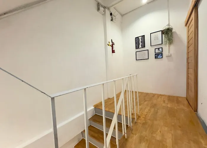 200m To Chinatown Yaowarat Entire 3-floor 5 Bedrooms Characteristic Old Neighborhood Great For Groups Villa *