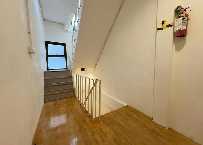 Villa 200m To Chinatown Yaowarat Entire 3-floor 5 Bedrooms Characteristic Old Neighborhood Great For Groups