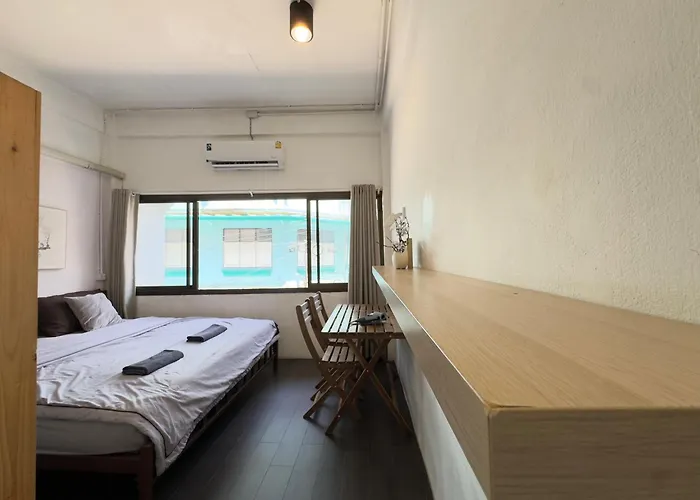 200m To Chinatown Yaowarat Entire 3-floor 5 Bedrooms Characteristic Old Neighborhood Great For Groups Villa *