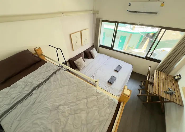 Villa 200m To Chinatown Yaowarat Entire 3-floor 5 Bedrooms Characteristic Old Neighborhood Great For Groups *