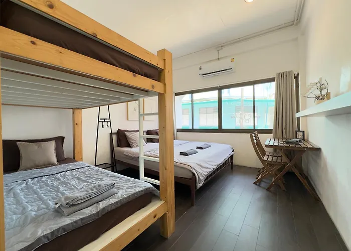 200m To Chinatown Yaowarat Entire 3-floor 5 Bedrooms Characteristic Old Neighborhood Great For Groups Villa