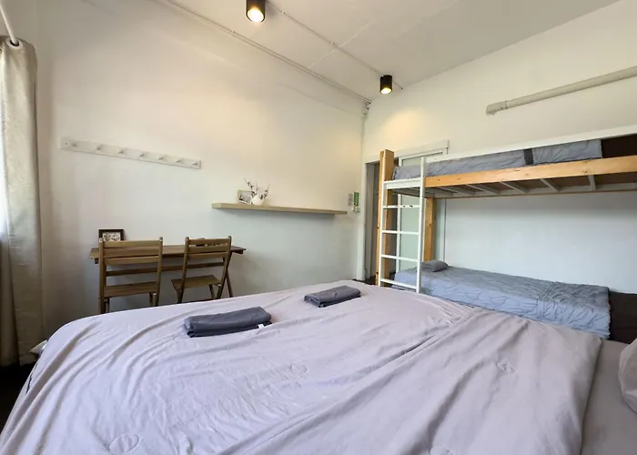 200m To Chinatown Yaowarat Entire 3-floor 5 Bedrooms Characteristic Old Neighborhood Great For Groups Villa *