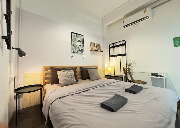 200m To Chinatown Yaowarat Entire 3-floor 5 Bedrooms Characteristic Old Neighborhood Great For Groups Villa
