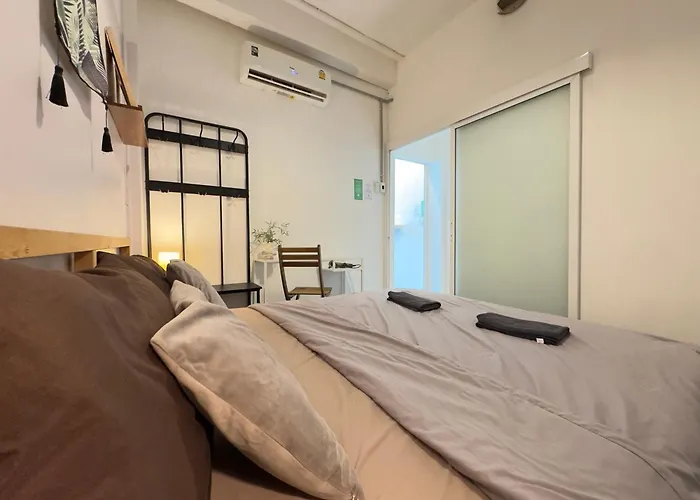200m To Chinatown Yaowarat Entire 3-floor 5 Bedrooms Characteristic Old Neighborhood Great For Groups Villa