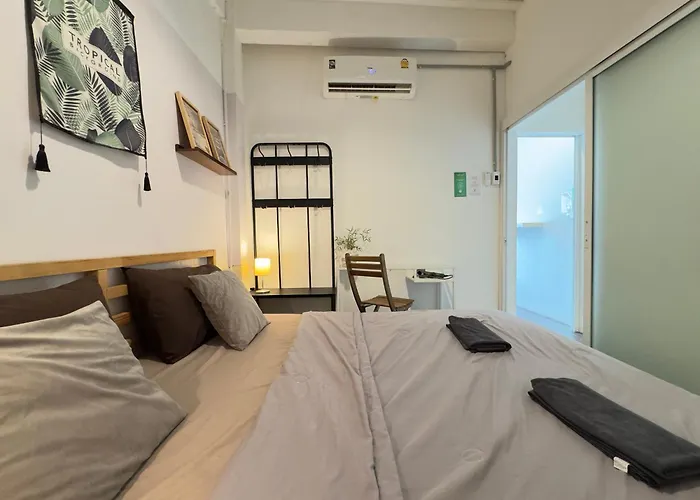 200m To Chinatown Yaowarat Entire 3-floor 5 Bedrooms Characteristic Old Neighborhood Great For Groups Villa *